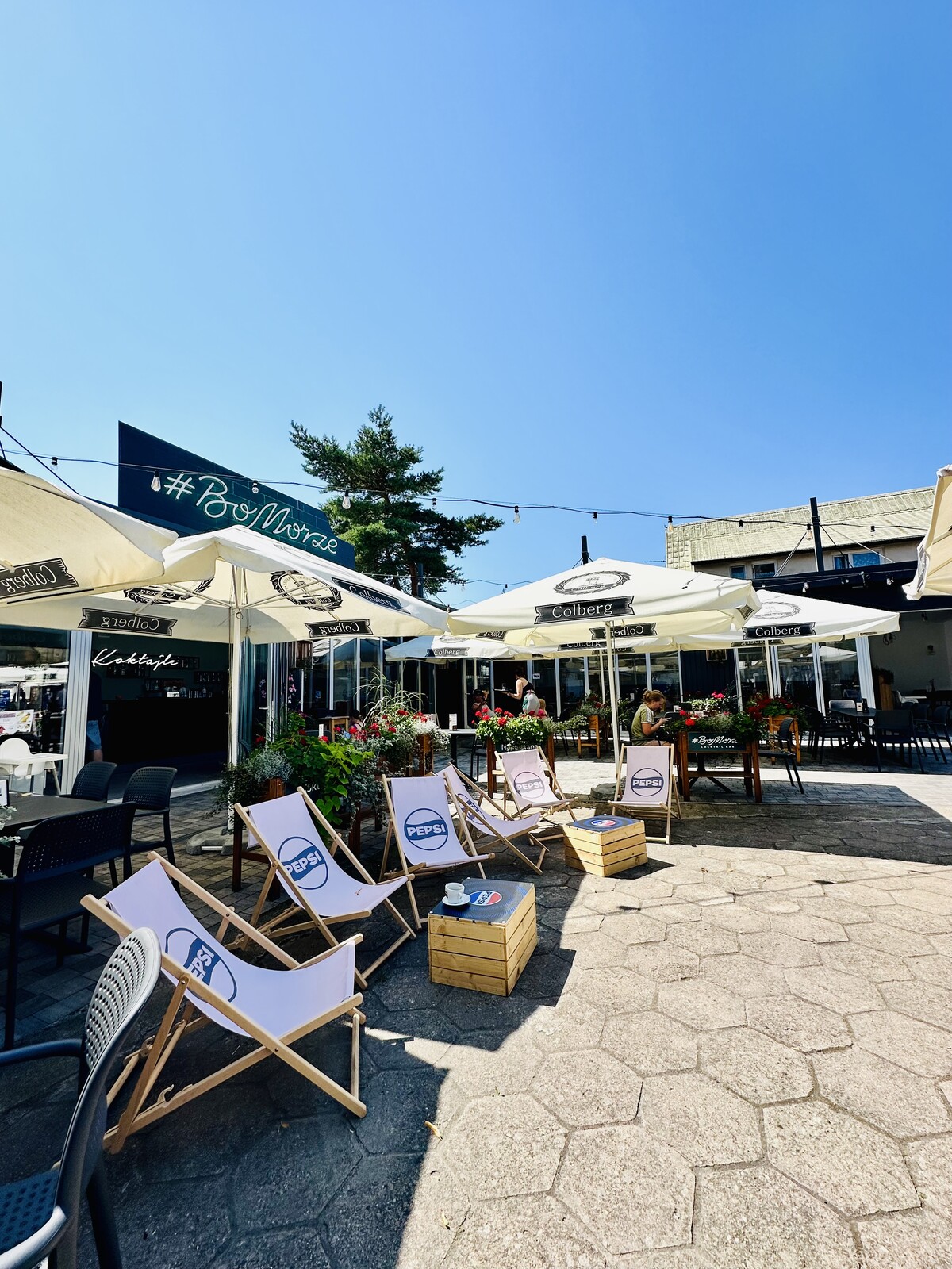 #BoMorze deck chairs in the garden — chill-out zone under Colberg parasols