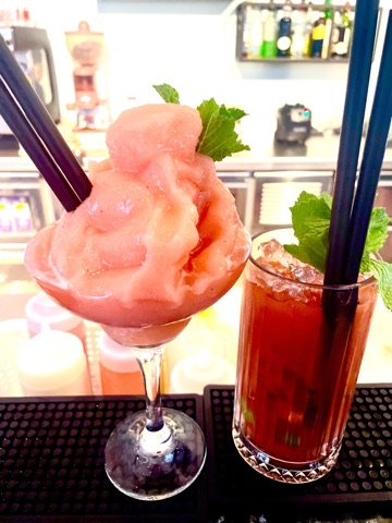 Frozen Watermelon Daiquiri neben Bloody Mary mit Minze