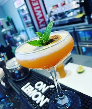 Whiskey Sour mit Maracuja-Scheibe und cremigem Schaum