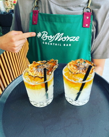 Zwei Pina Coladas auf einem Tablett — Schürze #BoMorze Cocktail Bar