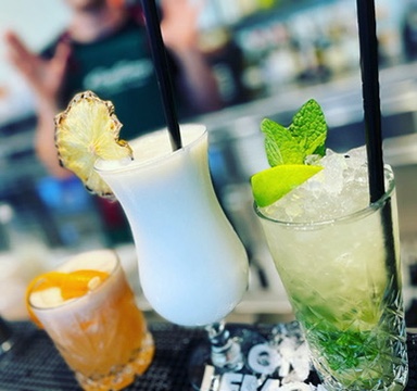 Pina Colada und Mojito nebeneinander — weißer und grüner Klassiker
