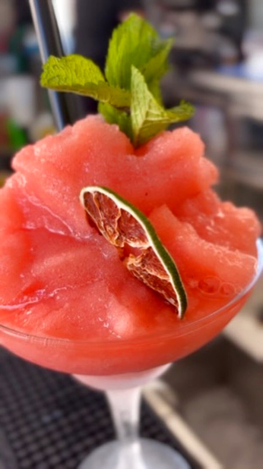 Margarita Frozen — mit Eis gemixt, frische Wassermelone, Limette, Minze