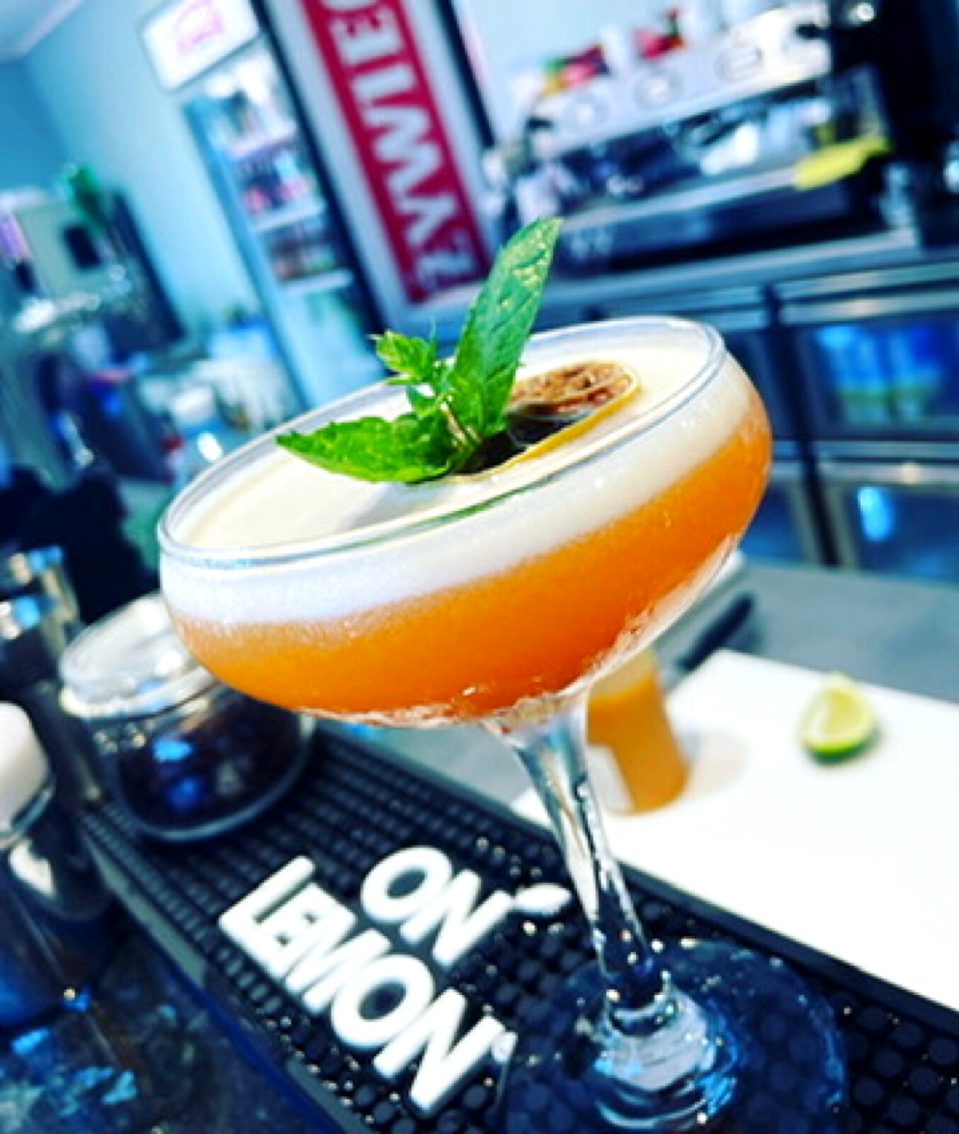 Whiskey Sour — cremiger Schaum, Maracuja-Scheibe, Minzzweig