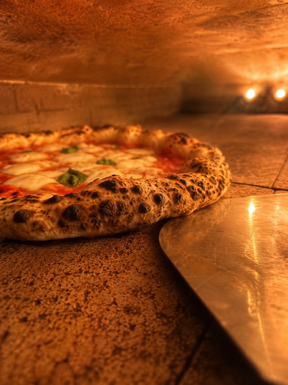Pizza Margherita im BoMorze Ofen — Cornicione mit Blasen (Leoparding), Flammen der Heizelemente rechts, Schamottboden, beim Backen bei 430°C