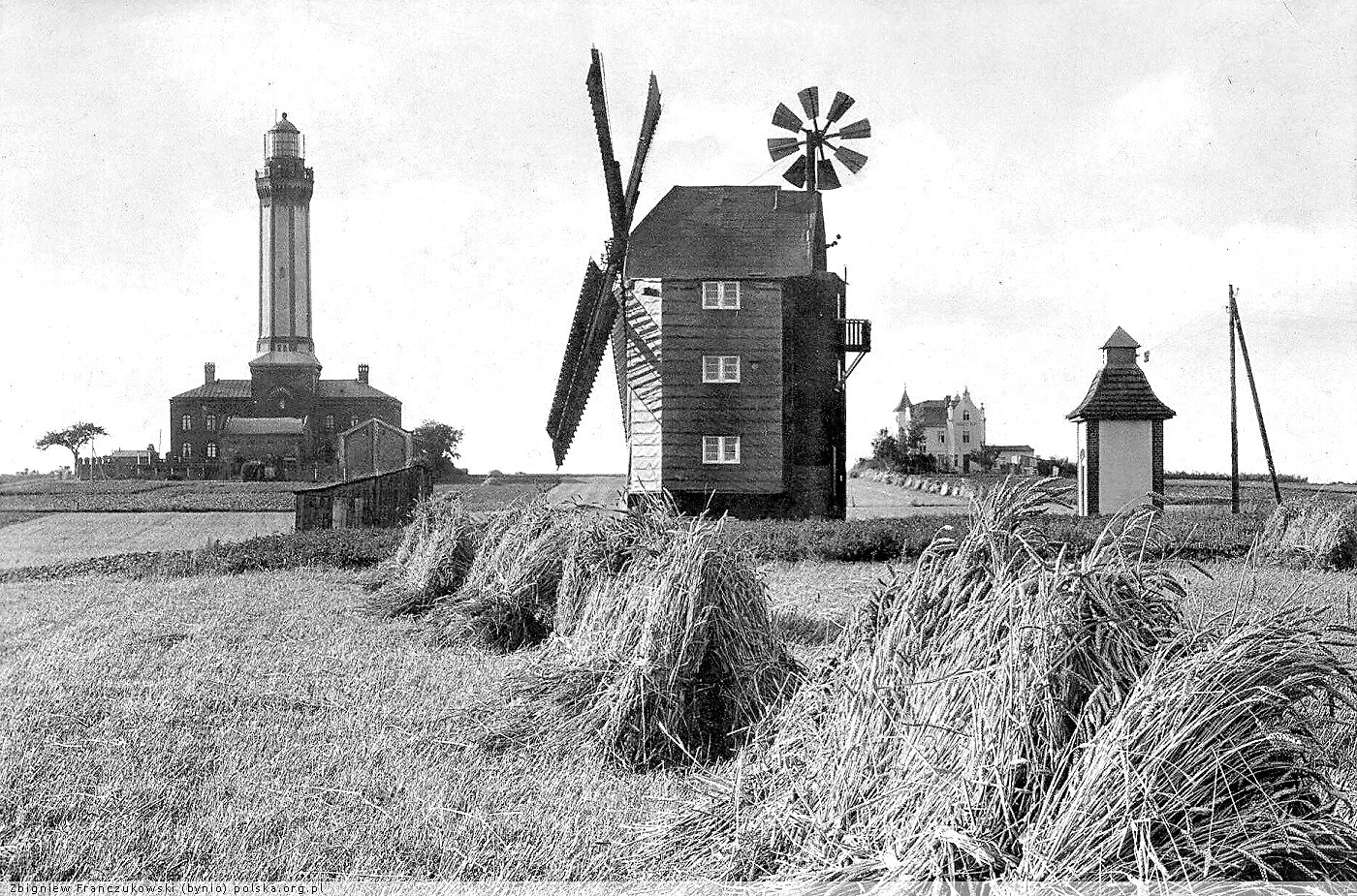 Windmühle gegenüber dem Leuchtturm in Niechorze — Getreidefeld mit Garben, 1930er Jahre