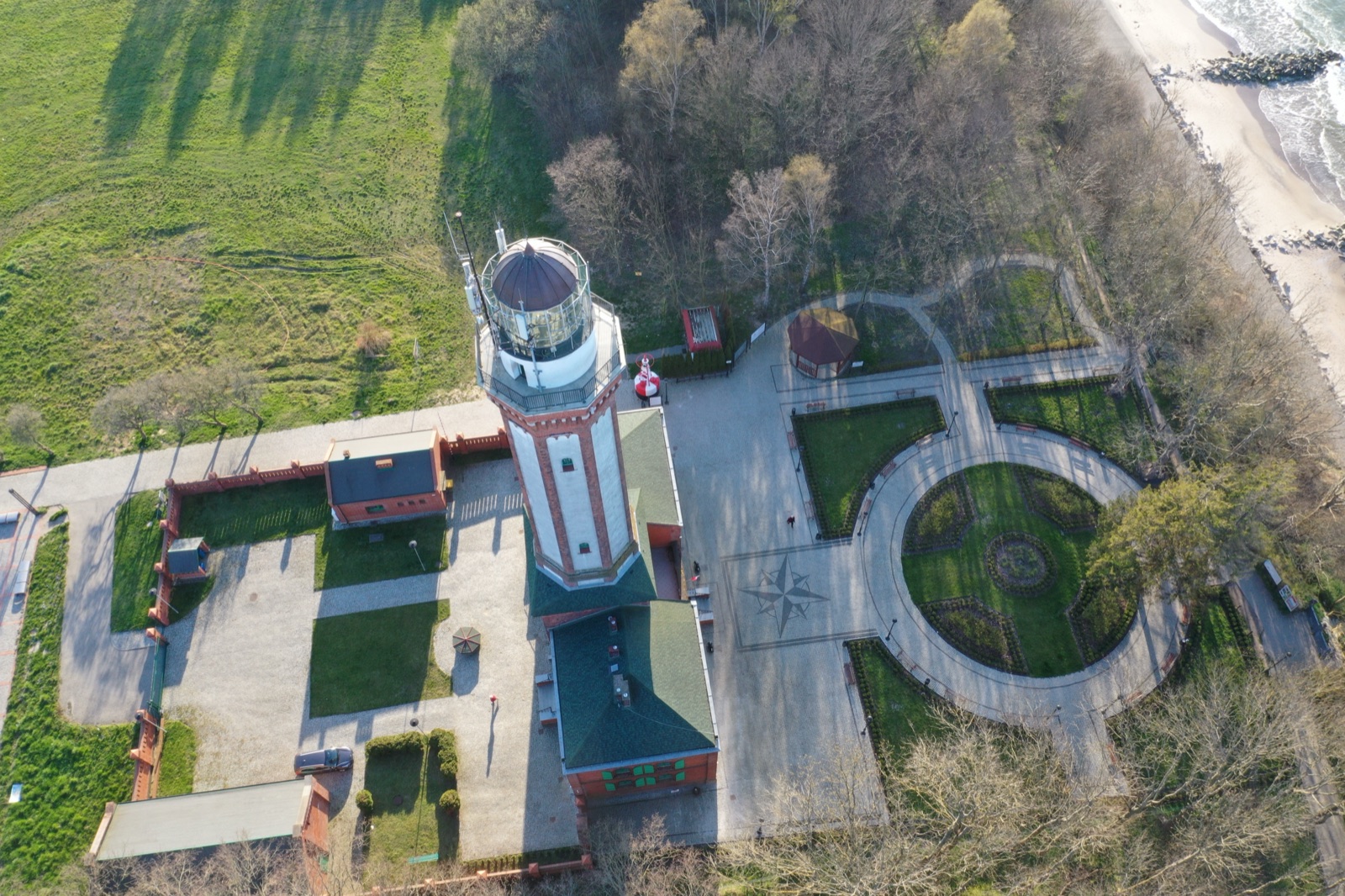 Leuchtturm Niechorze aus der Vogelperspektive — Turm von 1866 im Park, Steilküste an der Ostsee